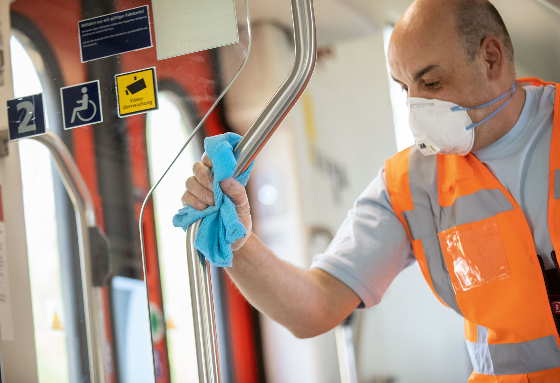 Bus und Bahn sind nach bisherigen Erkenntnissen keine Brennpunkte des Infektionsgeschehens. Dennoch investieren die Verkehrsunternehmen in Hygienemaßnahmen. 